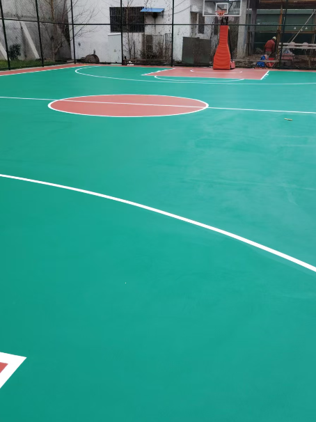龙城 球场长期使用易出现地面开裂